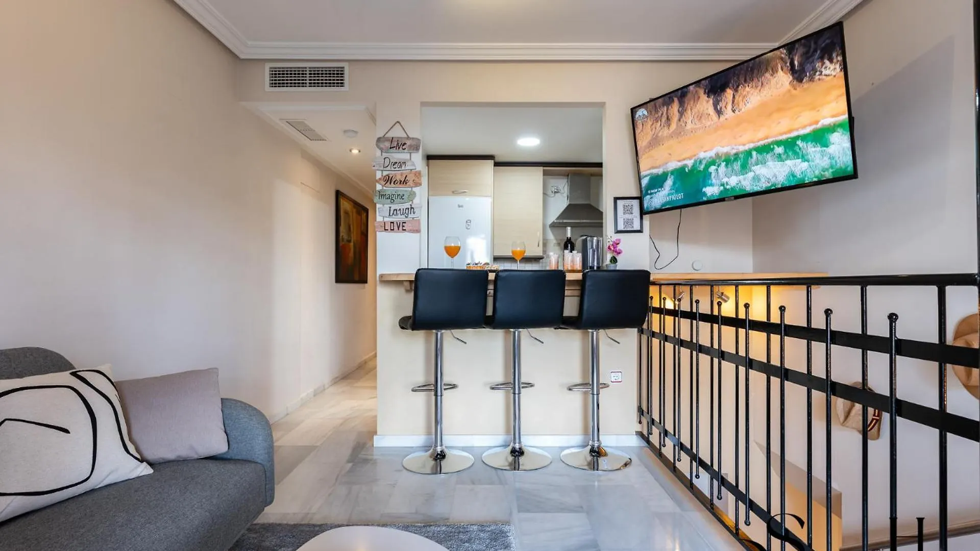 Cozy 2 Bedroom Duplex, Parking, Terrace, Office, Pool! 토레몰리노스 0*,  스페인