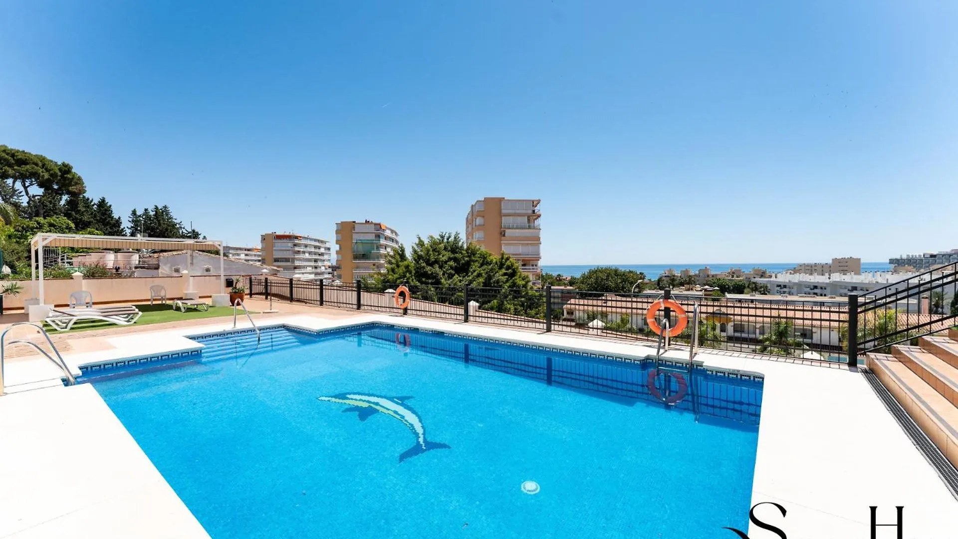 Cozy 2 Bedroom Duplex, Parking, Terrace, Office, Pool! 토레몰리노스 0*,  스페인